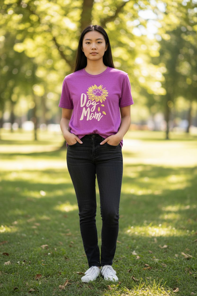Dog Mom Tee 💕🐾 – Cute Sunflower Graphic Shirt for Dog Lovers 🩷🌻